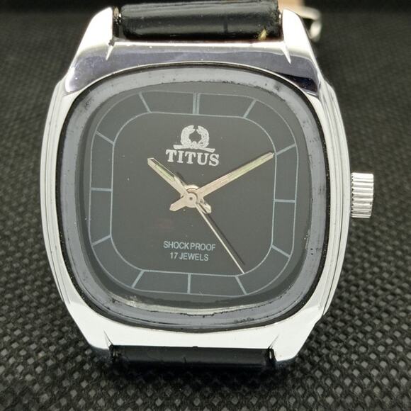 Vintage 1974 Titus Manual Mens SilverWatch W/Leather Strap & Silver accents - Picture 3 of 8